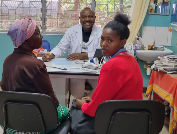 Kenya, il progetto “Mutanu: l’orto rosa” tra lavoro per le donne e assistenza sanitaria